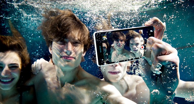 Khả năng quay phim 4K và chụp hình dưới nước nhờ phím cứng camera vẫn được giữ nguyên trên Xperia Z2 Khả năng quay phim 4K và chụp hình dưới nước nhờ phím cứng camera vẫn được giữ nguyên trên Xperia Z2