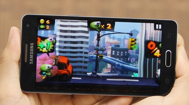 Với chất lượng hiển thị tốt, bạn thoải mái xem những bộ phim HD, chơi game đồ họa cao đầy hấp dẫn ngay trên chiếc smartphone của mình Với chất lượng hiển thị tốt, bạn thoải mái xem những bộ phim HD, chơi game đồ họa cao đầy hấp dẫn ngay trên chiếc smartphone của mình