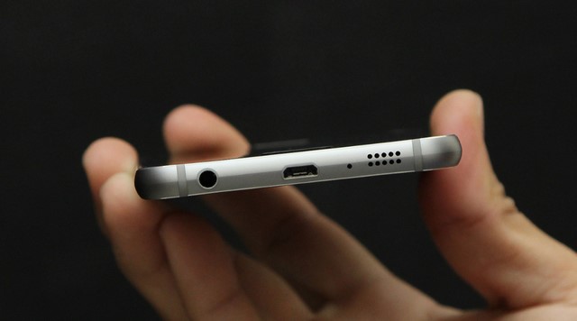 Cạnh đáy được bố trí cổng microUSB, jack cắm tai nghe 3.5mm và loa ngoài Cạnh đáy được bố trí cổng microUSB, jack cắm tai nghe 3.5mm và loa ngoài
