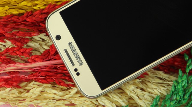 Phía trên là vị trí camera trước 5MP, cụm cảm biến, loa đàm thoại cùng với logo Samsung Phía trên là vị trí camera trước 5MP, cụm cảm biến, loa đàm thoại cùng với logo Samsung