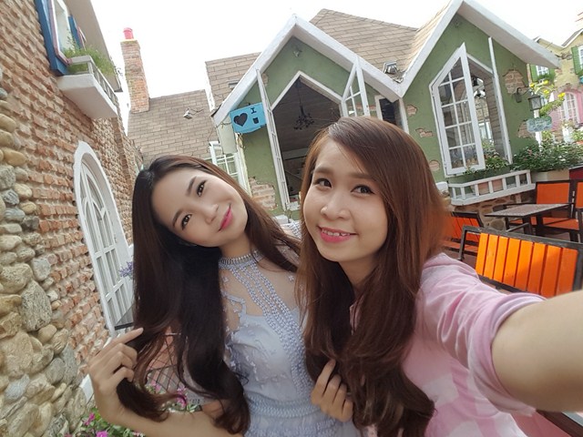 Camera trước độ phân giải lớn 5 MP cho hình ảnh nét và góc chụp rộng hơn Camera trước độ phân giải lớn 5 MP cho hình ảnh nét và góc chụp rộng hơn