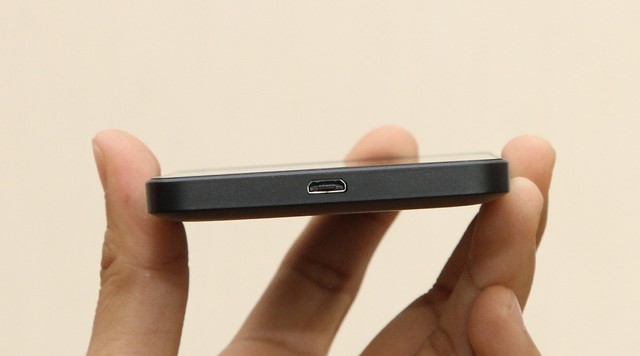 Cổng sạc microUSB nằm dưới thân máy Cổng sạc microUSB nằm dưới thân máy
