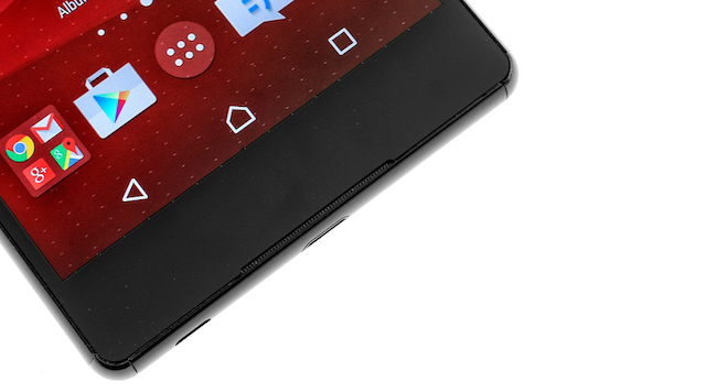 Máy mỏng và nhẹ hơn Xperia Z3 một chút. Cụ thể trọng lượng chỉ 144g, và chỉ dày 6,9mm, so với các thông số của Z3 là 146 mm x 72 mm x 7.3 mm và nặng 153g. Ở mặt trước, các phím điều hướng được đặt trong màn hình, hệ thống loa đã được thu hẹp lại và được đặt ở sát cạnh máy.