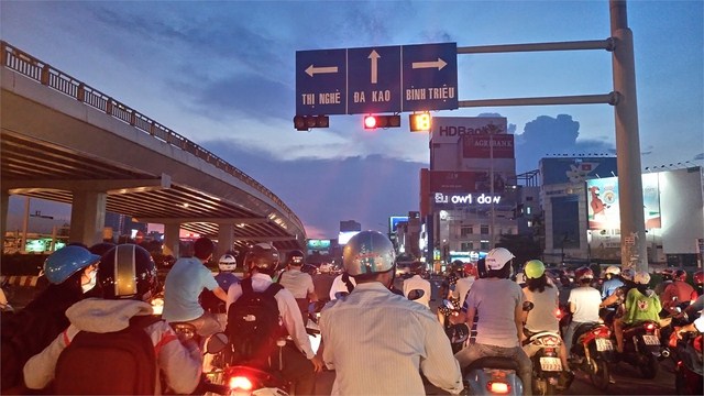 Một bức ảnh chụp nhanh ngoài phố khi chiều xuống, máy vẫn cho khả năng lấy nét nhanh tốt, ít bị nhiễu hạt (Ảnh: Nguyễn Nhật) Một bức ảnh chụp nhanh ngoài phố khi chiều xuống, máy vẫn cho khả năng lấy nét nhanh tốt, ít bị nhiễu hạt (Ảnh: Nguyễn Nhật)