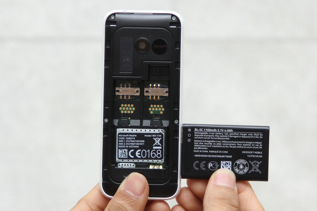 Máy có pin dung lượng 1100 mAh, sử dụng 2 sim và thẻ nhớ mở rộng tối đa 32 GB Máy có pin dung lượng 1100 mAh, sử dụng 2 sim và thẻ nhớ mở rộng tối đa 32 GB