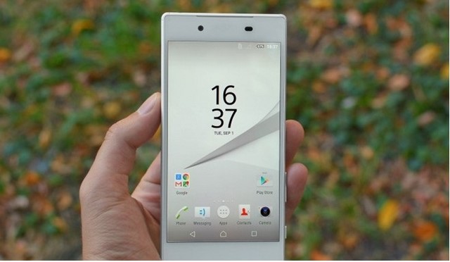 Xperia Z5 vẫn có thiết kế OmniBalance truyền thống của dòng Xperia Z Xperia Z5 vẫn có thiết kế OmniBalance truyền thống của dòng Xperia Z