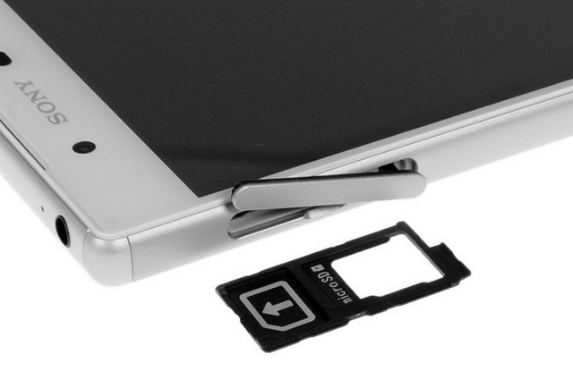 Cạnh trái của máy có khe đựng sim, thẻ nhớ và ở dưới có khác dòng chữ XPERIA Cạnh trái của máy có khe đựng sim, thẻ nhớ và ở dưới có khác dòng chữ XPERIA
