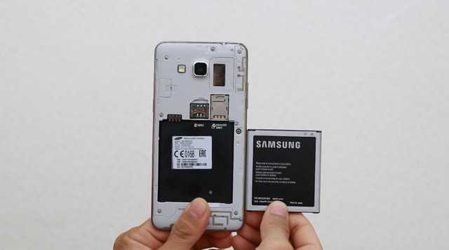Phía sau pin chính là vị trí gắn 2 sim cùng thẻ nhớ Phía sau pin chính là vị trí gắn 2 sim cùng thẻ nhớ