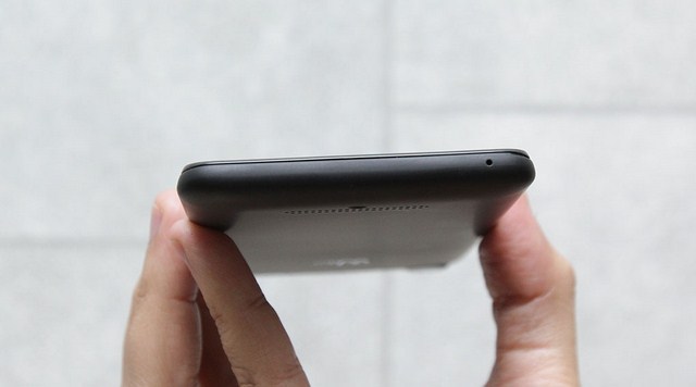 Cạnh dưới có 1 mic thoại Cạnh dưới có 1 mic thoại
