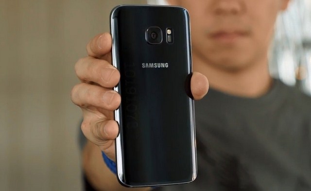 Mặt lưng được làm từ kính Corning Gorilla Glass 5 Mặt lưng được làm từ kính Corning Gorilla Glass 5