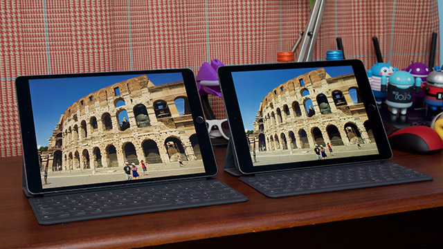 iPad Pro 10.5 inch bên trái với viền màn hình siêu mỏng so với iPad Pro 9.7 inch
