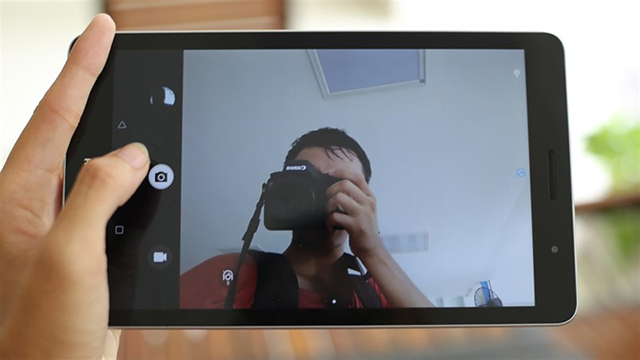 Camera trước giúp bạn có thể trò chuyện video với bạn bè