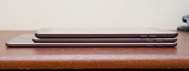iPad Mini 4 (giữa) có trọng lượng có bề dày mỏng hơn (bên trên là iPad Mini 2)