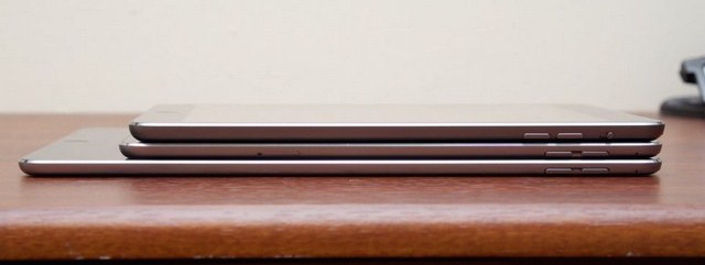 iPad Mini 4 (giữa) có trọng lượng có bề dày mỏng hơn (bên trên là iPad Mini 2) iPad Mini 4 (giữa) có trọng lượng có bề dày mỏng hơn (bên trên là iPad Mini 2)