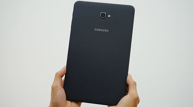 Mặt lưng được làm dạng nhám cùng logo Samsung