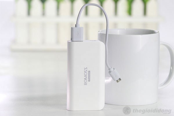Kích thước nhỏ gọn của pin sạc dự phòng Romoss 5200mAh Kích thước của pin sạc dự phòng Romoss 5200mAh nhỏ gọn, tiện dụng