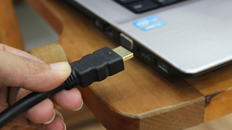 dây cáp HDMI và cắm một đầu vào lỗ HDMI của laptop dây cáp HDMI và cắm một đầu vào lỗ HDMI của laptop